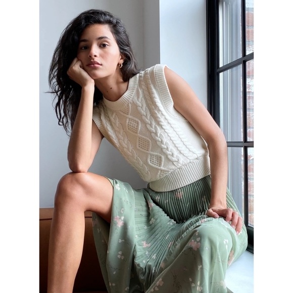 Aritzia Wilfred alps sweater vest gold camel tan - Picture 9 of 9